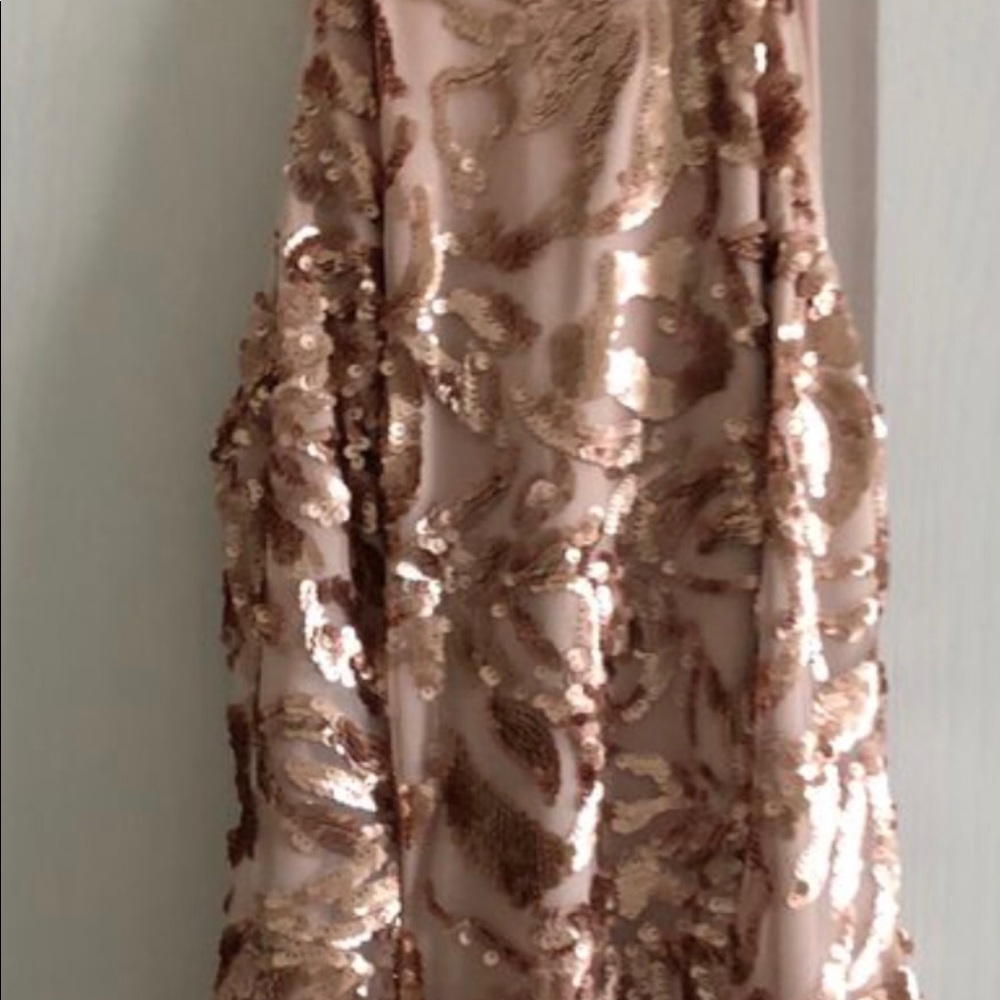 LIKE NEW!! I accept affirm payment plans!! Rose Gold Sequin STUNNING DRESS 🌹